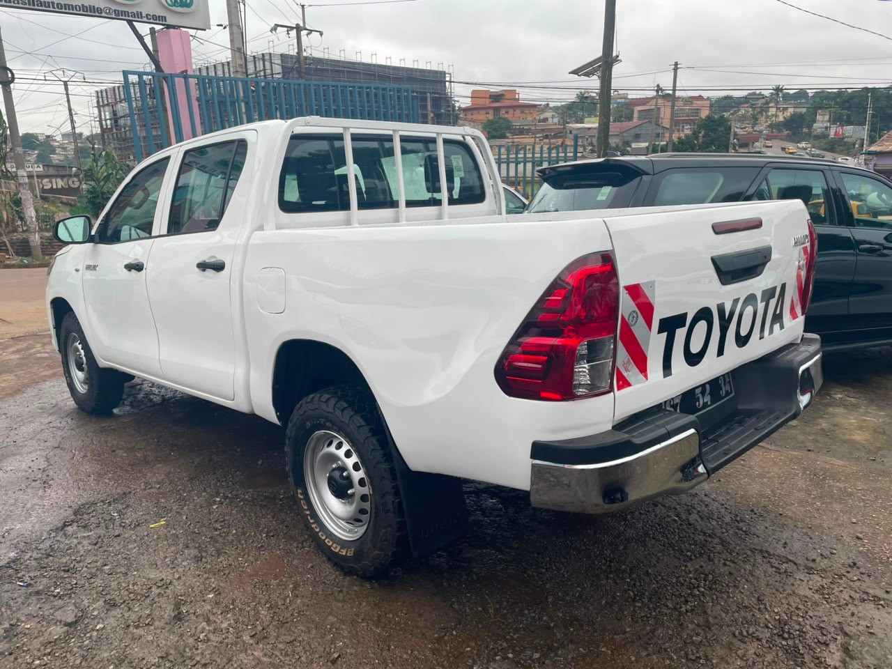 TOYOTA HILUX - Image 2