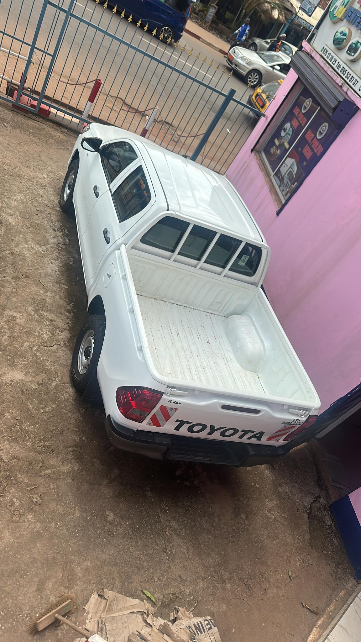 Toyota Hilux Pickup - Image 9